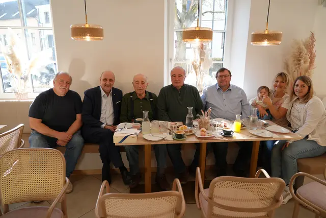 Gottfried Kadlec
Bürgermeister Gerald Höchtel
Jubilar Josef Kadlec sen.
Josef Kadlec jun.
GGR Peter Hofmarcher
Waltraud Kadlec mit Raphael
Barbara Kadlec | Foto: Marktgemeinde Sieghartskirchen