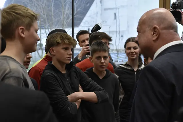 Beim Rundgang durch die Landwirtschaftliche Fachschule Winklhof erhielt Bundeskanzler Christian Stocker Einblicke in die praxisnahe Ausbildung der Schülerinnen und Schüler. | Foto: Theresa Vogl