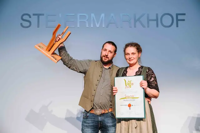 Sichtlich gerührt: Lisa-Marie und Martin Gollowitsch überzeugten mit ihrem Projekt Patenhuhn und holten sich den Titel "Vifzack 2026".  | Foto: LK Steiermark/Fuchs