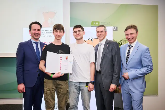 Yehor Pashovskyi von der HTL-Anichstraße erreichte die Höchstpunktezahl. 
Vlnr.: Bildungsminister Christoph Wiederkehr, Yehor Pashovskyi (HTL-Anichstraße), Arseny Pashovskyi (Begleiter, Bruder von Yehor Pashovskyi), OCG-Präsident Wilfried Seyruck, OCG-Generalsekretär Ronald Bieber.
 | Foto: Barbara Wirl