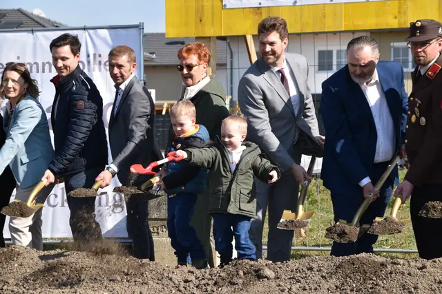 Auch der Feuerwehrnachwuchs - Julian und Niklas - griff beim Spatenstich für das neue Feuerwehrhaus stolz zum Spaten. | Foto: MeinBezirk/Barbara Babonitsch-Diewald