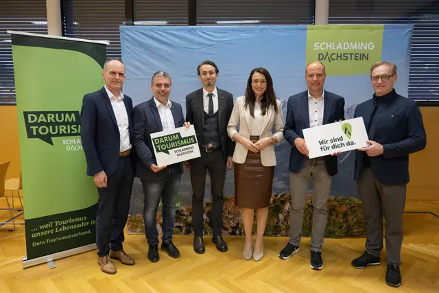 Luden in Gröbming zum "Darum Tourismus Abend": Herbert Kolb (Raiffeisenbank Schladming-Gröbming), Christian Hollinger (WKO Ennstal/Salzkammergut), Ewald Verhounig (Institut für Wirtschafts- und Standortentwicklung der WKO Steiermark), Moderatorin Claudia Aichhorn-Edler sowie Mathias Schattleitner und Andreas Keinprecht (beiden Schladming-Dachstein) | Foto: Martin Huber