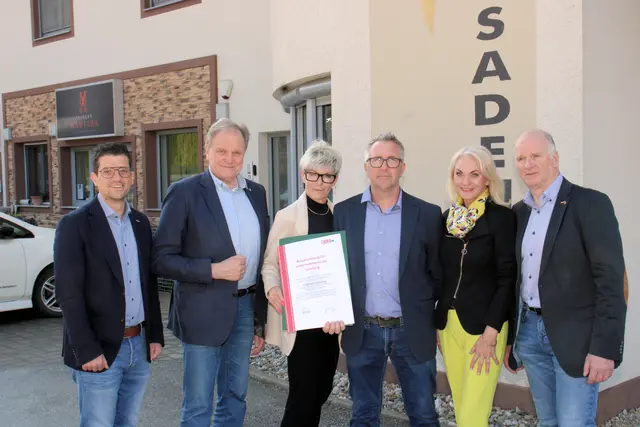 Lukas Kalcher, Erwin Dirnberger, Riki Vogl und Werner Jost gratulierten Siegfried Grinschgl und seiner Gattin zum 25-jährigen Firmenjubiläum. | Foto: Cescutti