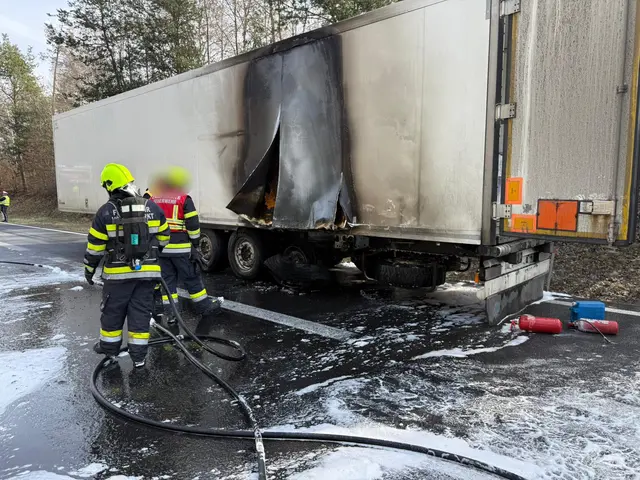 Der Brand war im Bereich der hinteren Achse des Aufliegers ausgebrochen. | Foto: Freiwillige Feuerwehr Grafenstein