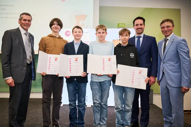 OCG-Präsident Wilfried Seyruck, Felix Jaquemar (BG/BRG Tulln), Tobias Kerschbaum (BG/BRG Tulln), Rafael Ofner (BG/BRG Tulln), Lukas Schindlar (BG/BRG Tulln), Bildungsminister Christoph Wiederkehr, OCG-Generalsekretär Ronald Bieber | Foto: Barbara Wirl