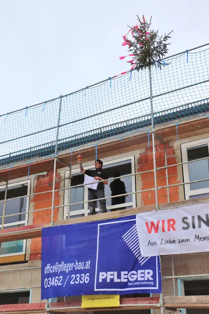 Sebastian Ofner verliest den Richtspruch, hebt das Weinglas ... | Foto: Edith Ertl