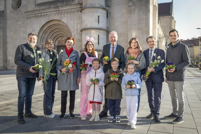 Herbert Böhm und Sabine Mossig (Sweet &amp; Hot), Maria Kunz (Weltladen), Vanessa Maurer (Stadt Wiener Neustadt), Bürgermeister Klaus Schneeberger, Julia Feichtinger (Pünktchen Wien), Stadtrat Franz Piribauer und Ferdinand Scheuer (Stadtmarketing) mit Valerie, David und Polina.
  | Foto: Stadt WRN, Weller