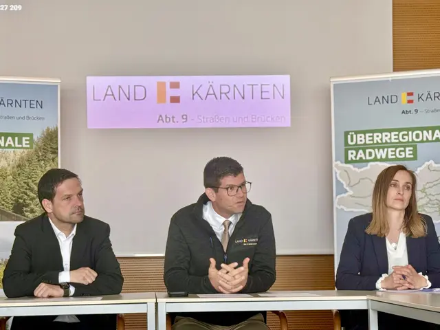 Für die Bezirke Wolfsberg und Völkermarkt wurde ein ambitioniertes Bauprogramm erstellt. Dieses wurde bei einem Pressegespräch durch Straßenbaureferent LH-Stv. Martin Gruber (Mitte), Straßenbauamtsleiter Bernhard Hrowath und dessen Stellvertreterin Daniela Drescher präsentiert. | Foto: Büro LH-Stv. Gruber