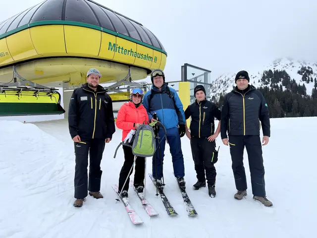 Das Team der Achter-Sesselbahn Mitterhausalm II überreichte dem Ehepaar Joe van Daele und Ria Vrient aus Belgien einen gefüllten Planai-Rucksack. | Foto: Bettina Vettori