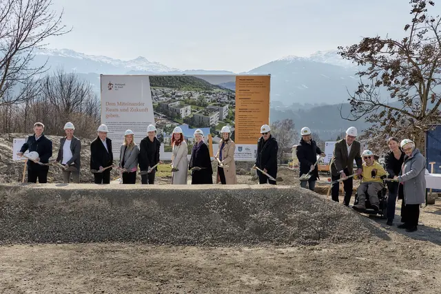 Am 10. März erfolgte der Spatenstich für den Wohnpark St. Josef in Mils. Vertreterinnen und Vertreter aus Politik, Gemeinde, Orden und Wohnbau setzten gemeinsam den symbolischen Baustart. | Foto: Christoph Nösig