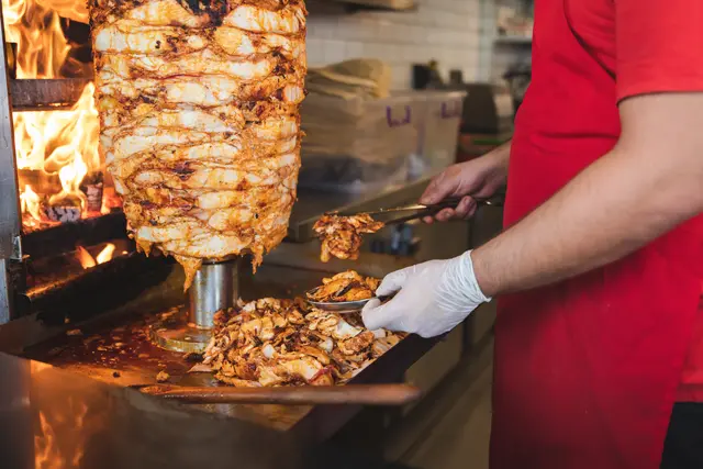Schüler und Studenten werden zum Kebab eingeladen. (Symbolfoto) | Foto: stock.adobe.com/at/Hakan Tanak