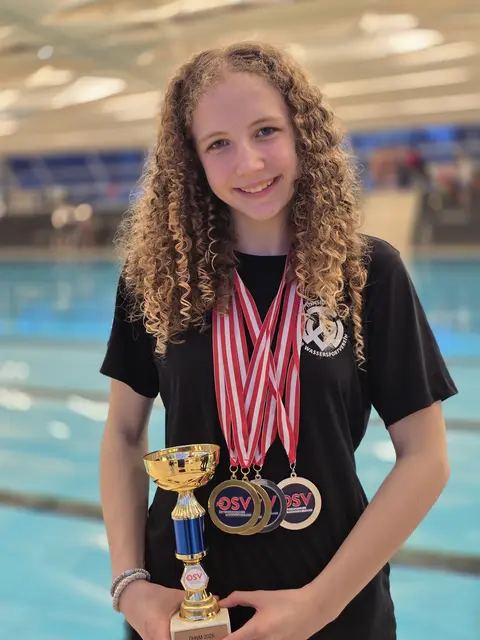 Ilvy mit Medaillen und Pokalen: die 13-jährige Götznerin zählt zu den größen Talenten in Österreich! | Foto: ÖSV/Eva Manhart