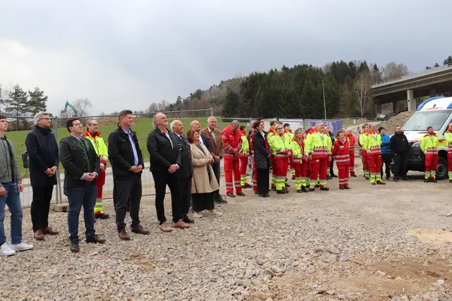 Alle Blicke richten sich zum Dach des Gebäudes, wo der Jüngste auf der Baustelle den Richtspruch verliest. Es ist ein alter Brauch auf Baustellen, der Glück und Segen für den weiteren Baufortschritt verheißt.  | Foto: Edith Ertl