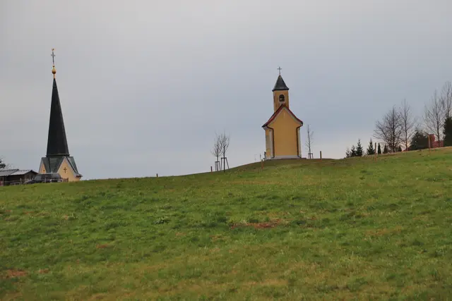 Blick auf den Kirchturm von St. Stephan und die Pucher-Kapelle | Foto: Edith Ertl
