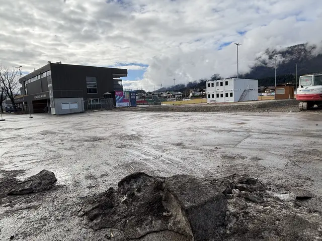 Das alte Gebäude ist Geschichte, Container für die Fußballer stehen bereits. | Foto: Nikolaus Kogler