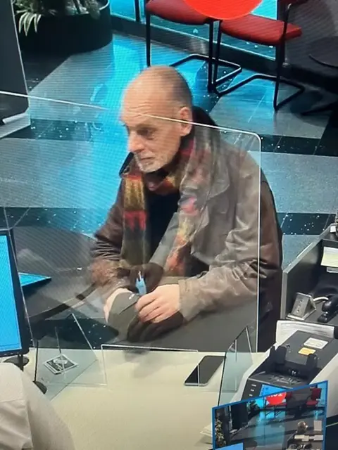 Dieser bislang unbekannte Mann steht im Verdacht, am Donnerstag, 5. Februar, mit einem gefälschten Reisepass bei einer Bankfiliale mehrere Tausend Euro behoben zu haben. | Foto: LPD