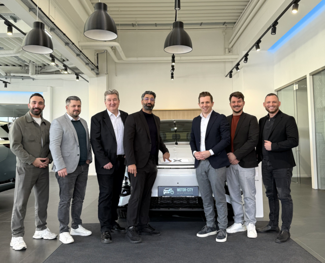 Wiener Kreditbürgschafts- und Beteiligungsbank AG (WKBG), Florian Zellmann (5. v.l.) besucht den Wiener Unternehmer Fahri Gökbas (4. v.l.) und Projektleiter Norbert Dimpfl (3. v. l.) in deren Betrieb "Motorcity".
 | Foto: WKBG