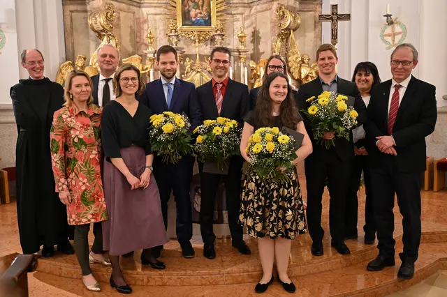 Der Prior und die Krankenhausleitung der Barmherzigen Brüder Linz freuten sich gemeinsam mit den fünf neuen Oberärzt:innen, die im Rahmen der Johannes von Gott-Feier feierlich ernannt wurden. | Foto: Barmherzige Brüder Linz