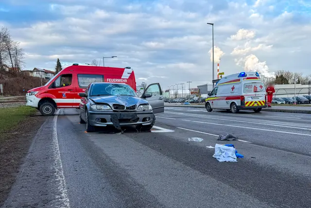 Der Jugendliche wurde nach der notärztlichen Erstversorgung ins Salzkammergut Klinikum Vöcklabruck gebracht. | Foto: Fotokerschi