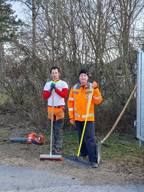 Christoph Schweitzer und Ortsvorsteher Peter Ruhs bei der Arbeit. | Foto: Gemeinde Leopolsdorf