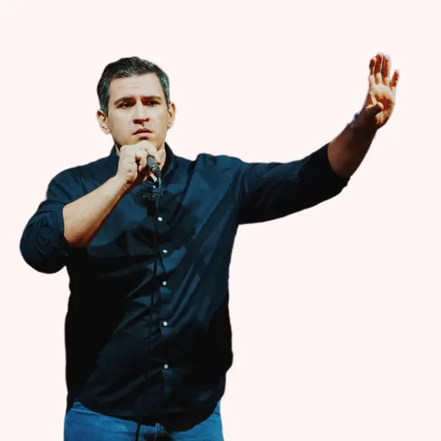 Paul Maki ist ein österreichischer Stand-up-Comedian, der mit provokantem, schwarzem Humor und wütenden Alltagsbeobachtungen Gesellschaft, Trends und menschliche Absurditäten satirisch zerlegt. | Foto: Nadine Markovic