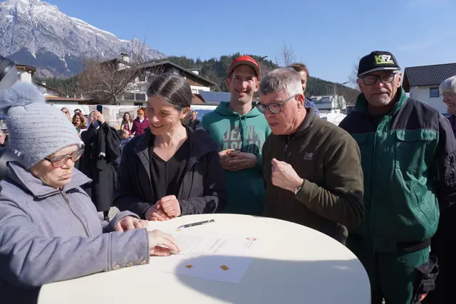 Die Klientinnen und Klienten des St. Josef Parks verewigten sich ebenfalls auf der Urkunde.  | Foto: AMG