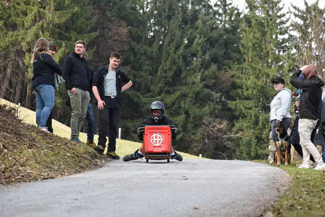 Andreas Zangerl von den Jungbauern Pfaffenhofen als Testpilot auf der Strecke.