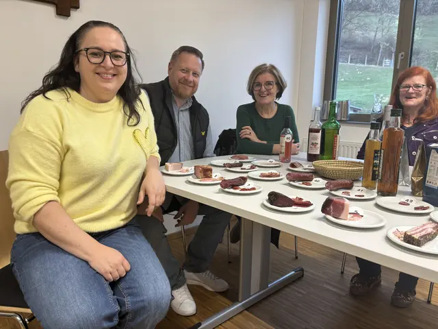 Die Jury in Kapfenberg beim Verkosten: Angelina Koidl (MeinBezirk), Andreas Amon (Volksbank Steiermark), Margareta Reichsthaler (Genuss ab Hof), Andrea Stessl (stv. Direktorin Agrarbildungszentrum Hafendorf). | Foto: MeinBezirk/Angelina Koidl