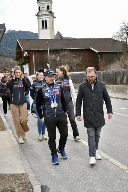 Der Einmarsch von Bürgermeister Marco Mösl mit Rodel-Star Wolfi Kindl wird langsam zur Tradition. | Foto: Hassl