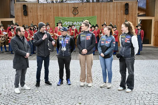 Moderator Alex Hager begrüßte auch die Rodel-Mädels Lisa Schulte, Lara Kipp und Selina Egle (v.r.) | Foto: Hassl