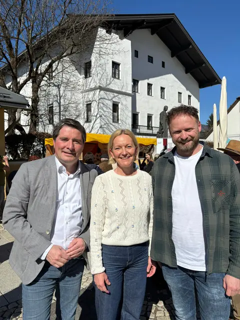Peter Seiwald, Angelika Hronek, Patrick Unterberger freuten sich über den Saisonstart am Markt.