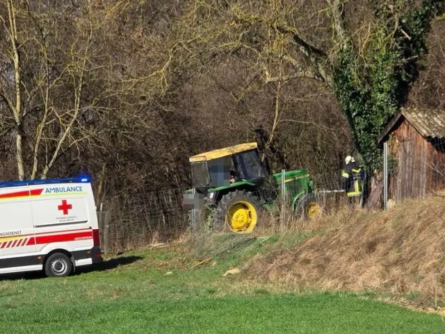Eine Person wollte in einem Weingarten einen Anhänger an einen Traktor anhängen. Dabei wurde der Mann zwischen Zugmaschine und Anhänger eingeklemmt.  | Foto: Doku NÖ