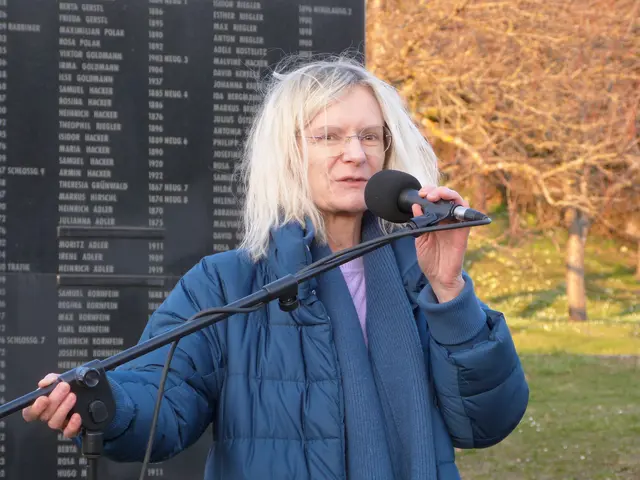 Obfrau Lydia Steiner begrüßte die Anwesenden und betonte die Bedeutung des jährlichen Erinnerns. | Foto: Vanessa Wittmann