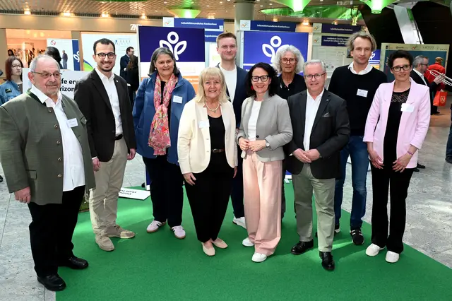 .l.n.r.: Hans-Rainer Offenhober (Obmann Selbsthilfe Salzburg), Gemeinderat Tarik Mete, Nina Leiber (Stv. Pflegedirektorin SALK), Sabine Geistlinger (Dachverband Selbsthilfe Salzburg) Martin Geroldinger (EpicCARE), Landesrätin Daniela Gutschi, Werner Gohm (Präsident Nanes), Wolfgang Reiger (ÖGK Landesstelle Salzburg), Martin Laimer (Leiter EB-Studienzentrum) und Monika Seidl (Geschäftsführerin Dachverband Selbsthilfe Salzburg) | Foto: Land Salzburg/Neumayr/Laux