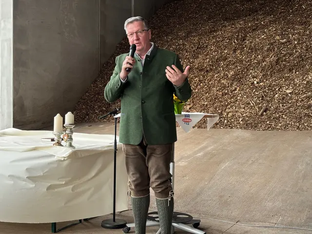 Landwirtschaftskammer-Präsident Andreas Steinegger lobte die Innovationen der Berglandmilch. | Foto: MeinBezirk/Harald Almer