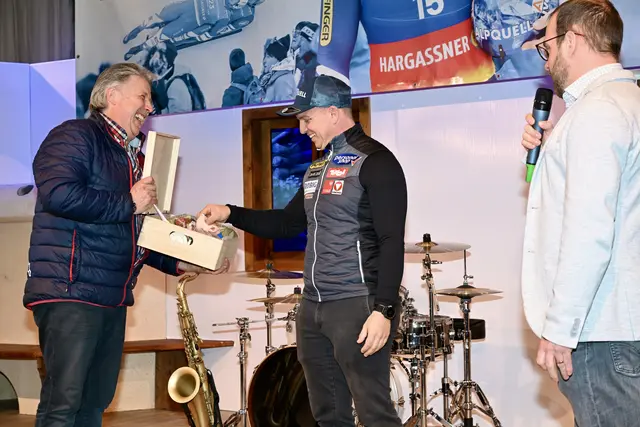 Der Bürgermeister und GR Much Mayr überreichten ein "Fitness-Kistl" mit Gravour und Köchlicheiten aus Natterer Betrieben. | Foto: Hassl