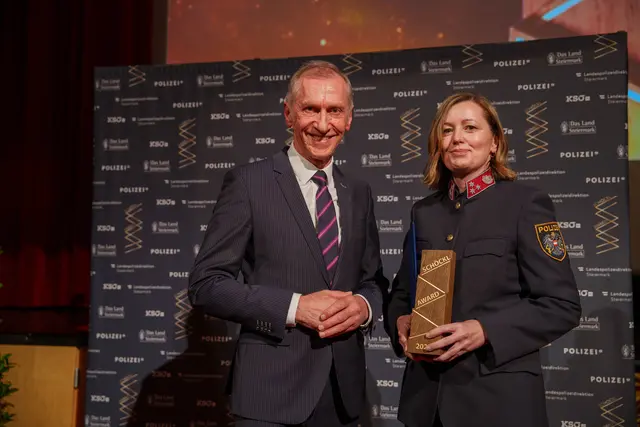 Prävention ist unverzichtbar: Josef Pesserl mit Preisträgerin Ines Haspl. | Foto: LPD Stmk/Huber