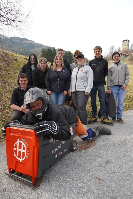 Nach jahrelanger Entwicklung und zahlreichen Testläufen ist es heuer so weit: Beim Mülltonnenrennen stürzen sich die Teilnehmer liegend auf einer Mülltonne die Rennstrecke hinunter und kämpfen um die schnellste Zeit.