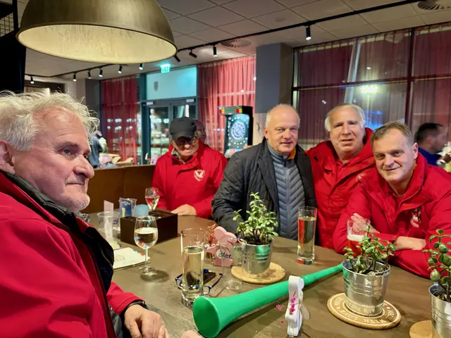 Enttäuschung bei den KSV-Fans und Präsident Erwin Fuchs (3.v.li.) nach der Niederlage in Wels. | Foto: Gauber