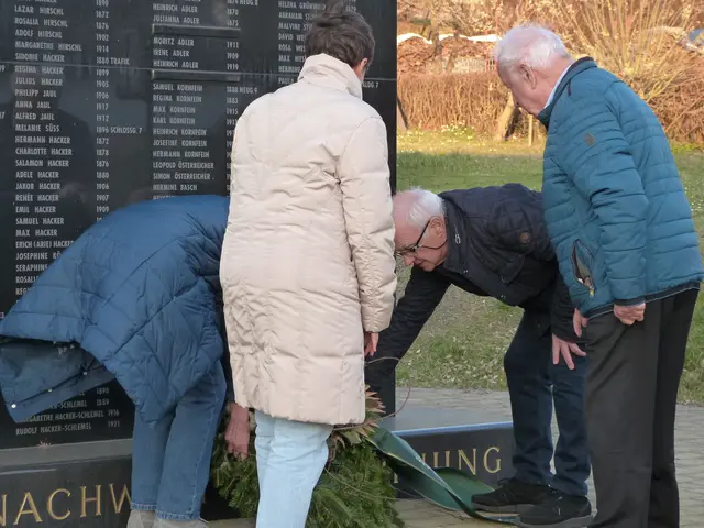 Zum Gedenken wurde ein würdevoller Kranz niedergelegt.  | Foto: Vanessa Wittmann