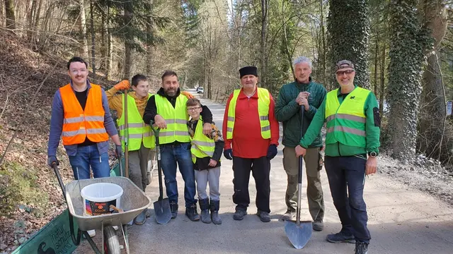 Gemeinsamer Zaunbau für die Krötenwanderung im Grenzgebiet Warth-Grafenbach. | Foto: Grüne Warth