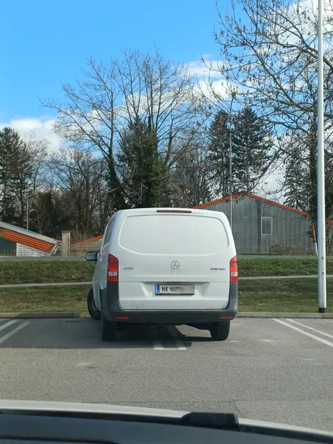 Der Lieferwagen schaffte es nicht, einen Parkplatz zu treffen, sondern parkte genau in der Mitte von zwei Parkflächen. | Foto: Name d. Fotografen d. Red. bekannt