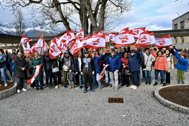 Wolfgang Kindl inmitten seiner großen Fangemeinde, die dem Olympioniken einen begeisterten Empfang bereitete. | Foto: Hassl