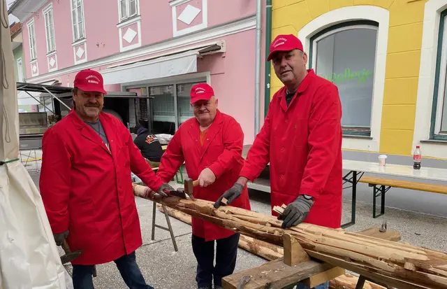 Beim Bleiburger Schinkenfest am Sonntag, 15. März, stellen die Fackelträger aus St. Georgen wieder ihr mehr als 150 Jahre altes Brauchtum vor und laden zum Fackeltragen am Karsamstag ein. Am Foto von links: Obmann Dietmar Presitschek, Walter Karl und Anton Brezovnik beim Schinkenfest 2024 | Foto: MeinBezirk.at