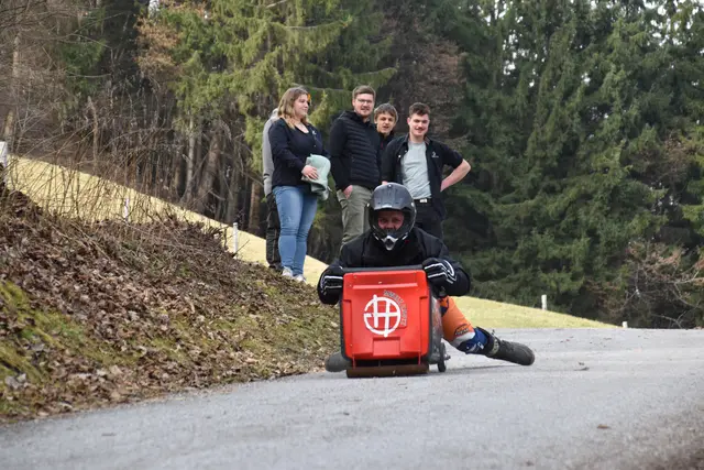 Der HörtenbergCUP startet am 30. Mai um 12:00 Uhr und wird sowohl als Einzelbewerb als auch als Teambewerb (3 Personen) ausgetragen. Teilnahmeberechtigt sind alle ab 18 Jahren, Anmeldeschluss ist der 19. April 2026.