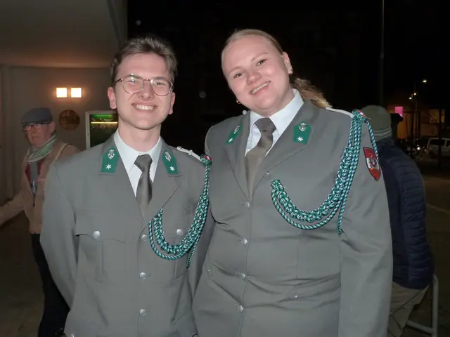 Enrico Sieber und Rebecca Pernsteiner, von der Militärmusik, freuten sich sichtlich über die zahlreich erschienen Gäste.  | Foto: Vanessa Wittmann