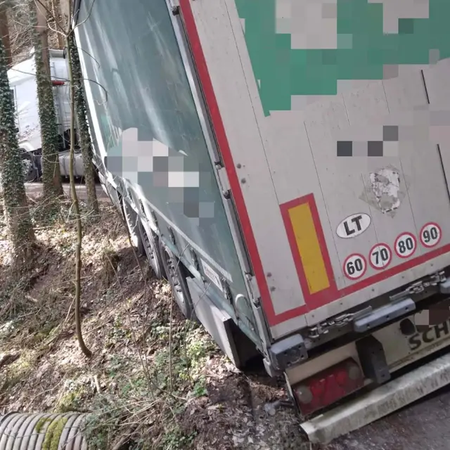 Der schwere Lkw drohte auf dem Waldweg abzurutschen. | Foto: FF Stallhofen