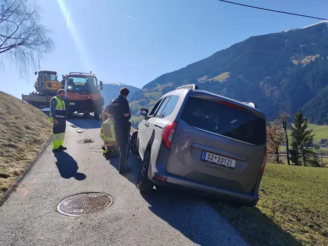 In Hainzenberg im Bezirk Schwaz drohte ein Pkw nach einem Ausweichmanöver abzustürzen.  | Foto: ZOOM.Tirol