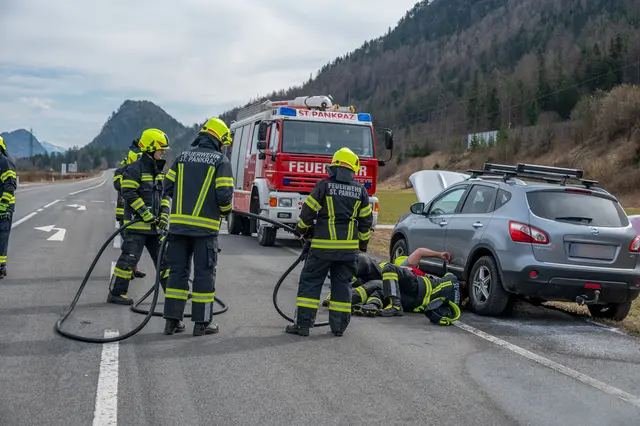 Ein Brand im Unterbodenbereich eines Autos machte den Einsatz der Feuerwehr notwendig. | Foto: Team Fotokerschi/David Rauscher