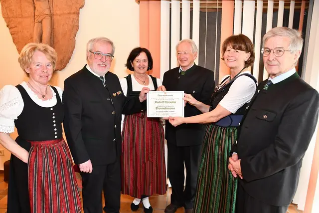 Für 28 Jahre Obmanntätigkeit wurde Rudolf Perwein mit dem Titel "Ehrenobmann" geehrt. V.l. Anita Dyba, E-Obmann Rudolf Perwein, Annemarie Kurz, Bertram Seidl, Obfrau Irmgard Zettler und Chorleiter Franz Valencak. | Foto: Anita Galler